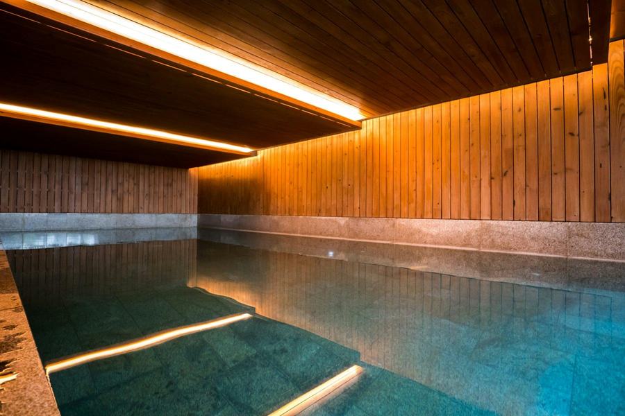 La piscina vuota di una spa d'hotel nella luce calda della sera
